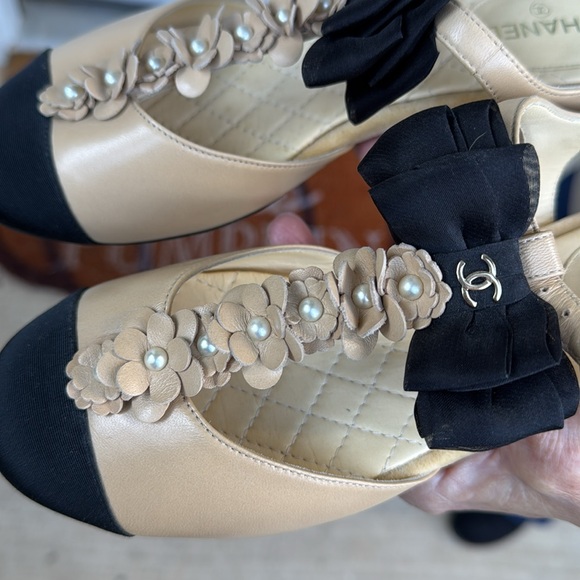 ❤️NWOT Gorgeous CHANEL slingback flats with bow and faux pearls, beige/black🥰 - Picture 5 of 12